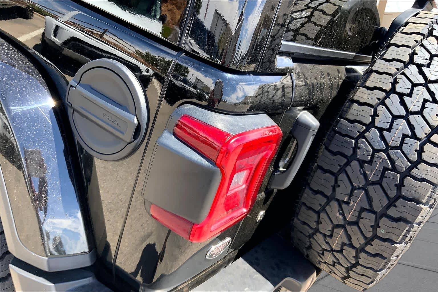 Used 2020 Black Clearcoat Jeep Sahara image 28