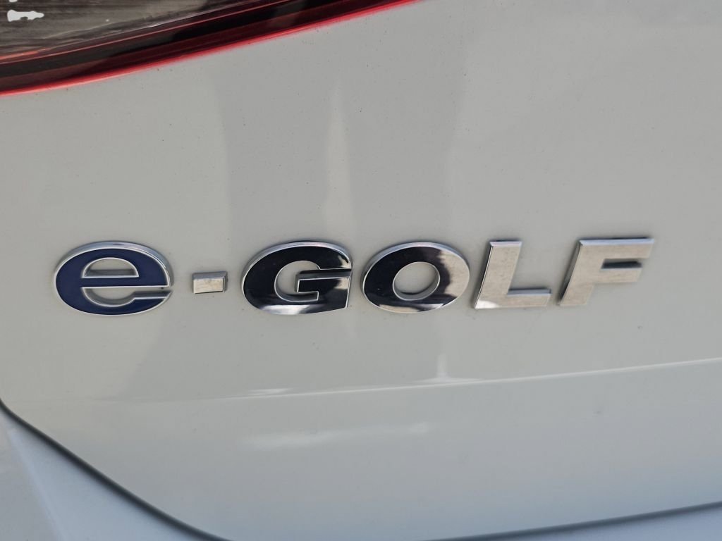 Used 2016 Pure White Volkswagen SE image 17