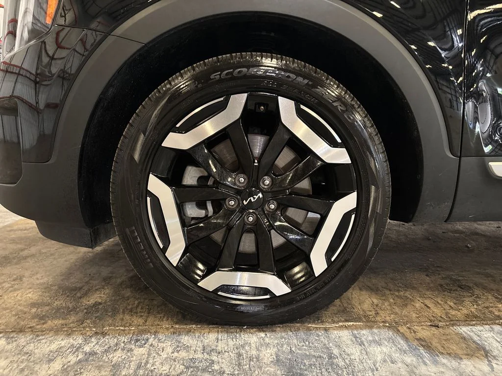 Used 2025 Black Kia S image 27