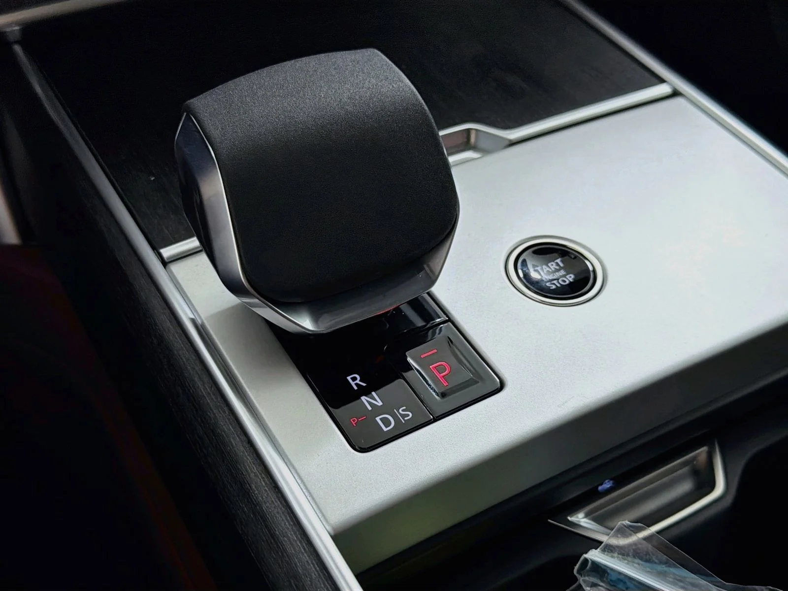 New 2026 Santorini Black Land Rover SE image 16
