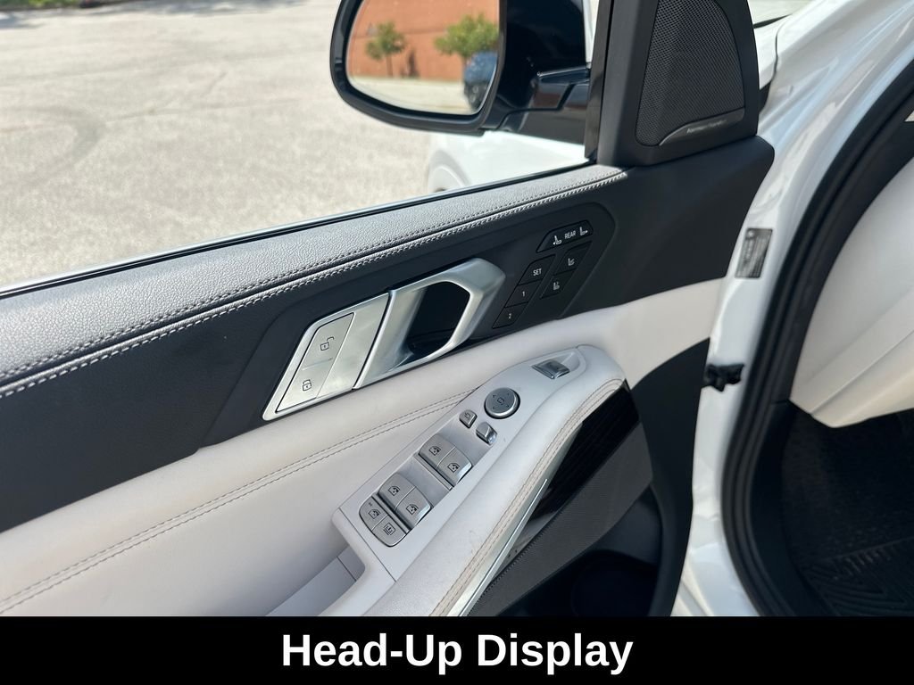 Used 2021 White BMW xDrive40i image 14