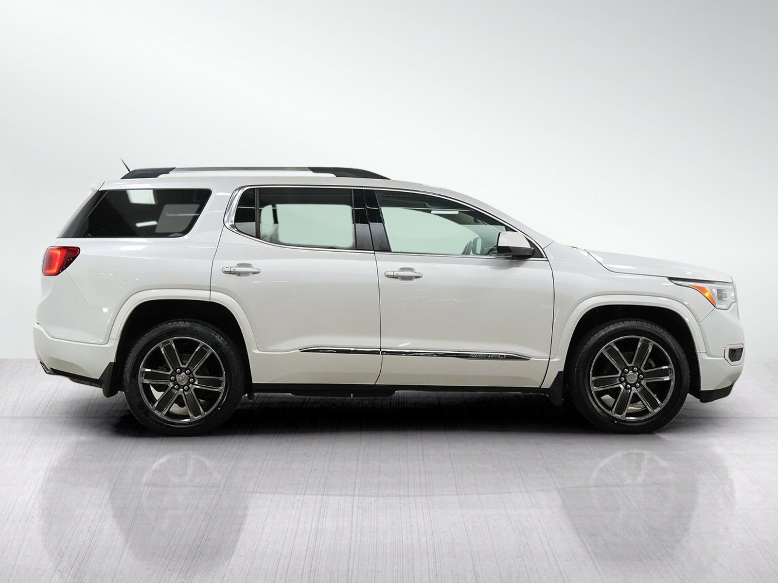 Used 2018 White Frost Tricoat GMC AWD 4dr Denali image 6