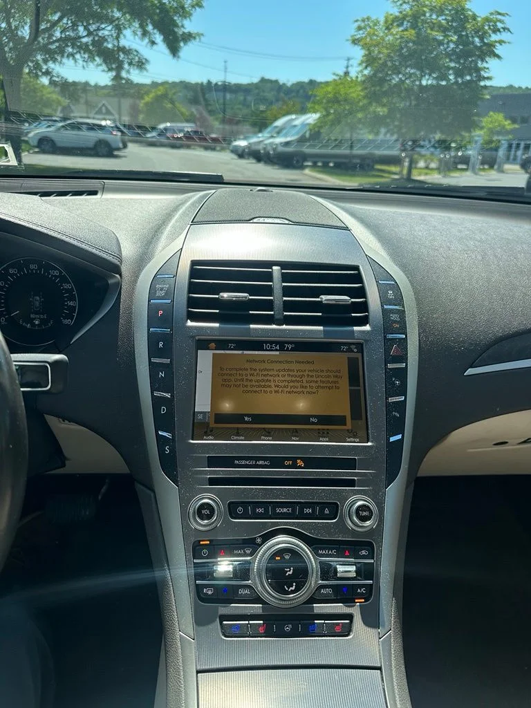 Used 2019 White Lincoln Reserve image 13