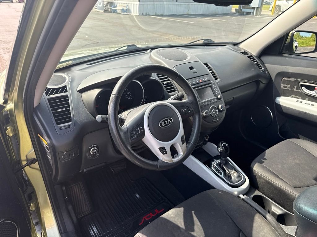 Used 2012 Green Kia Plus image 11