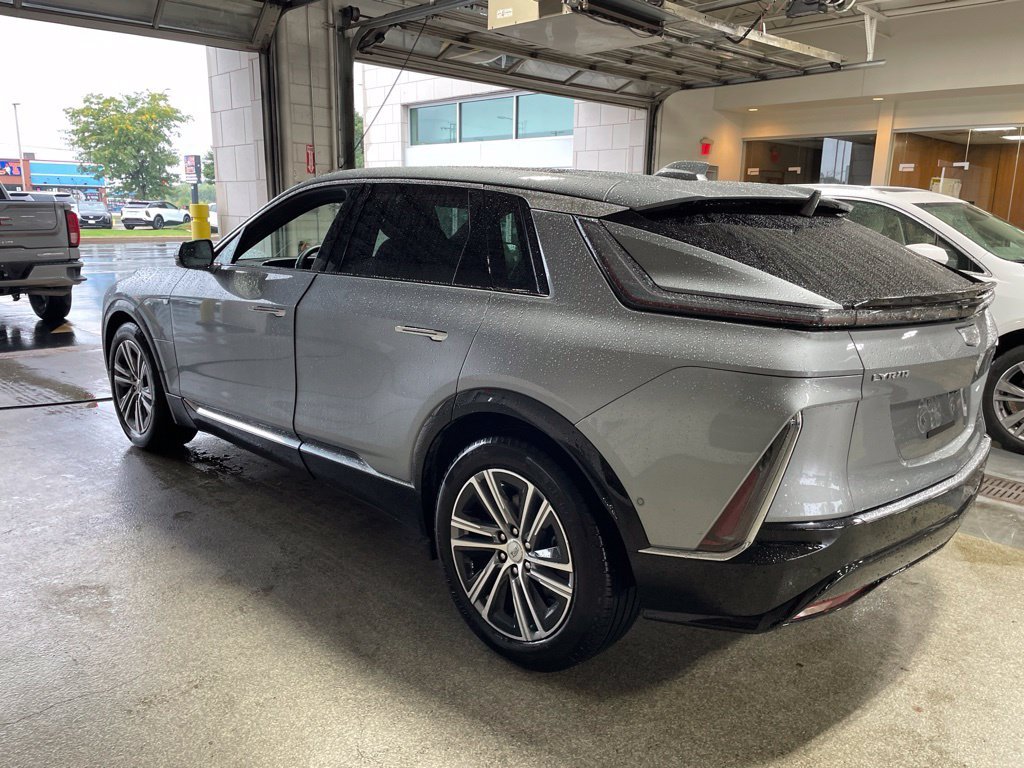 Used 2024 Silver Cadillac Luxury image 3