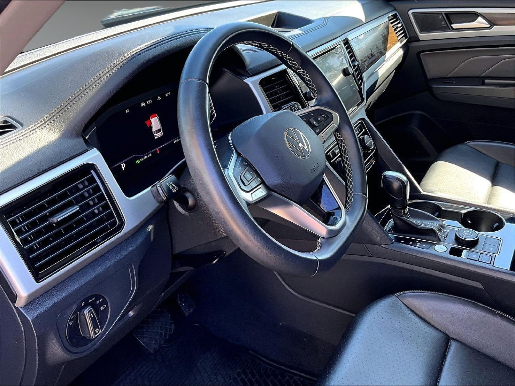 Used 2022 Black Volkswagen 3.6L V6 SE w/Technology image 8