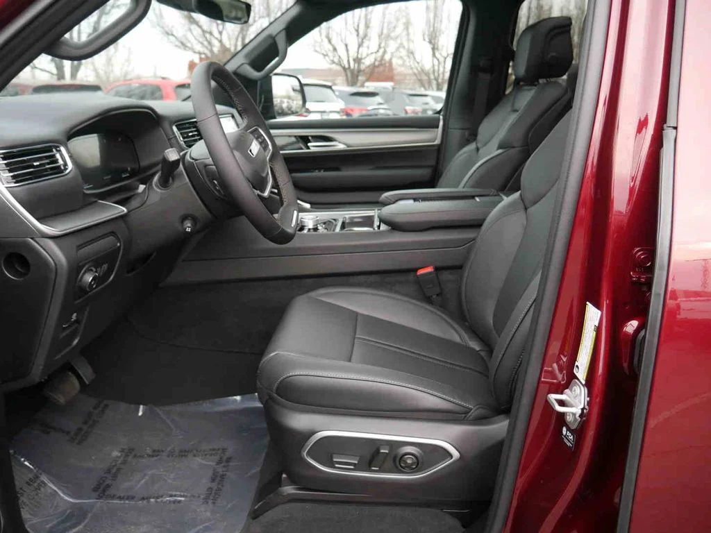 2025 Jeep Wagoneer L Series II - Photo 29