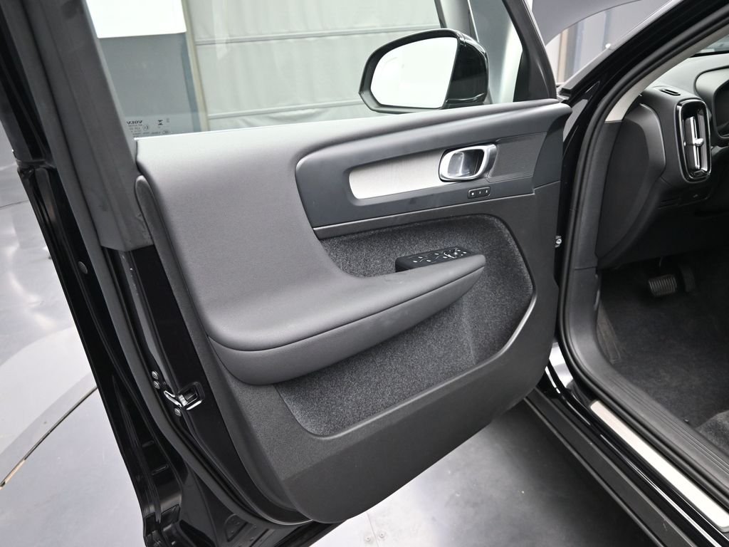 2025 Volvo XC40 Core - Photo 11