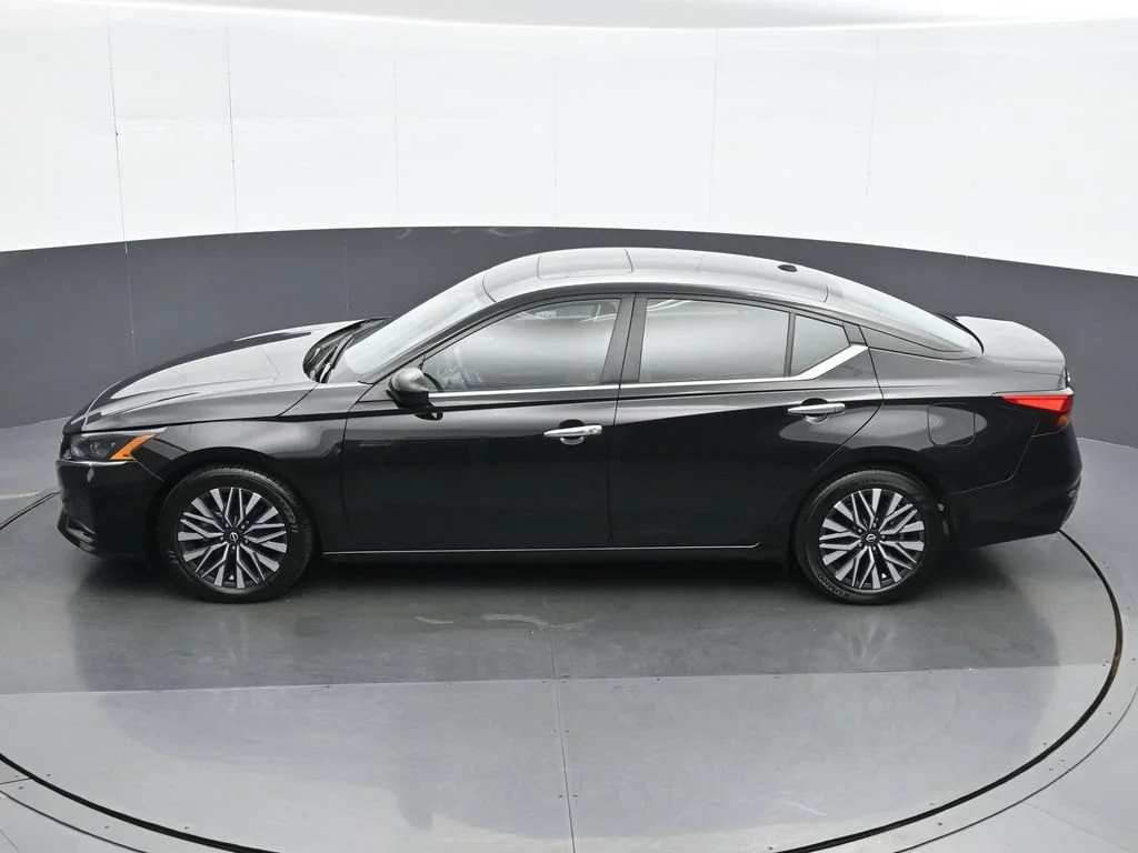Used 2024 Black Nissan 2.5 SV image 18
