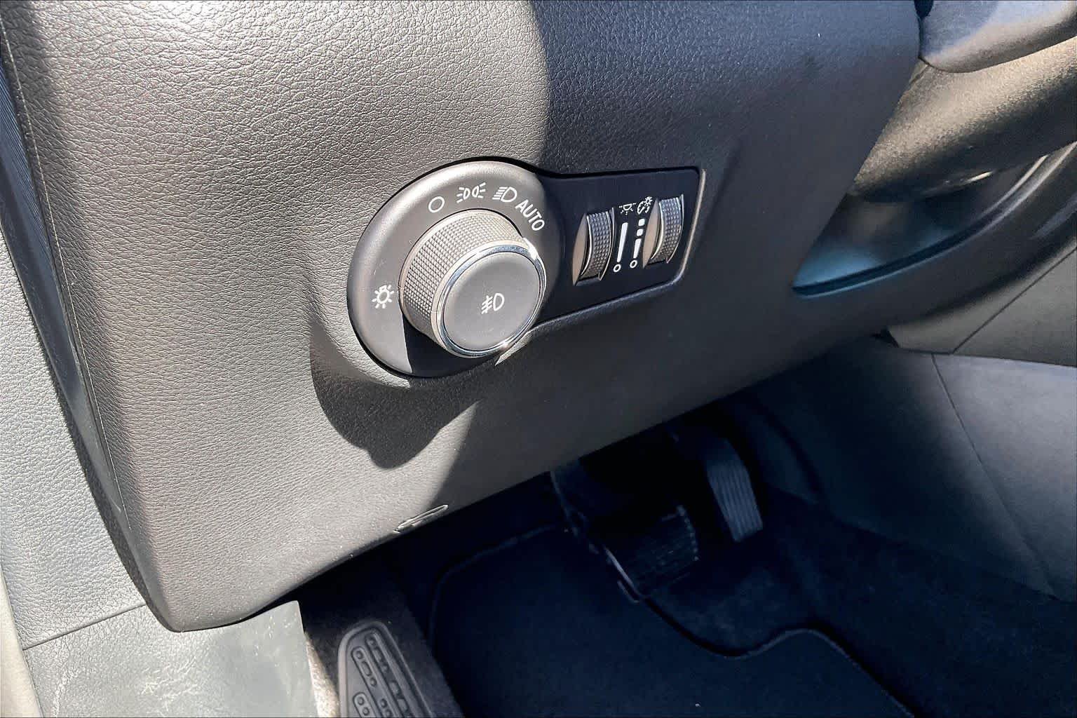 New 2026 Diamond Black Crystal Pearlcoat Jeep Latitude image 17