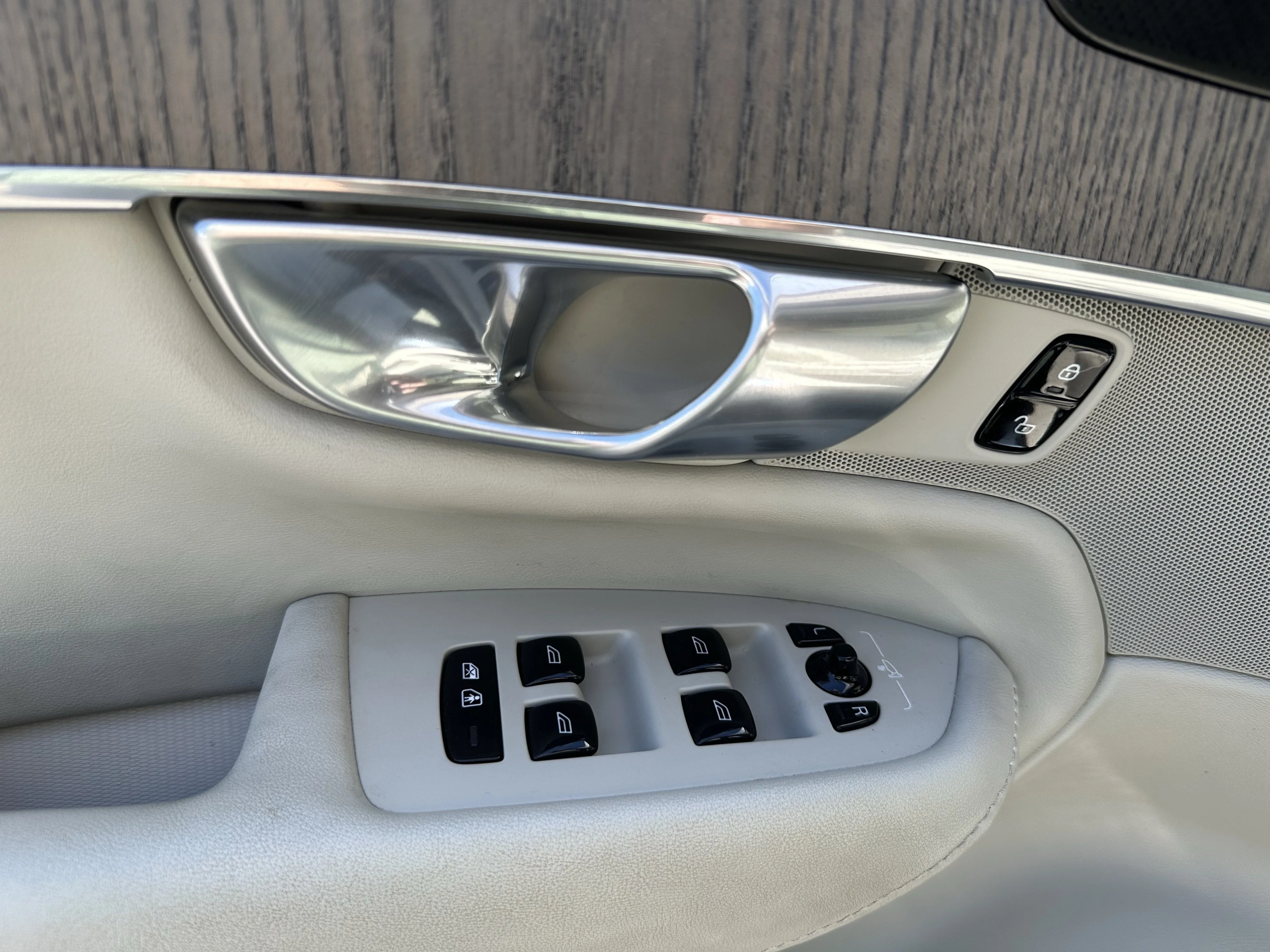 Certified Used 2024  Volvo Plus Bright Theme image 9