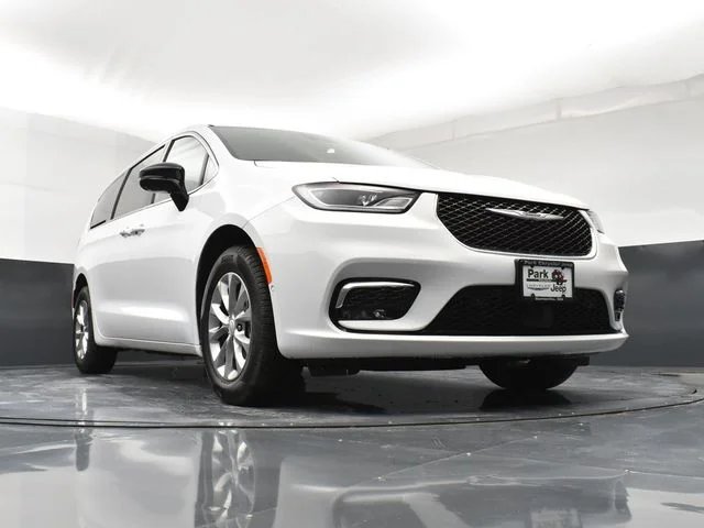 2026 Chrysler Pacifica Select - Photo 19