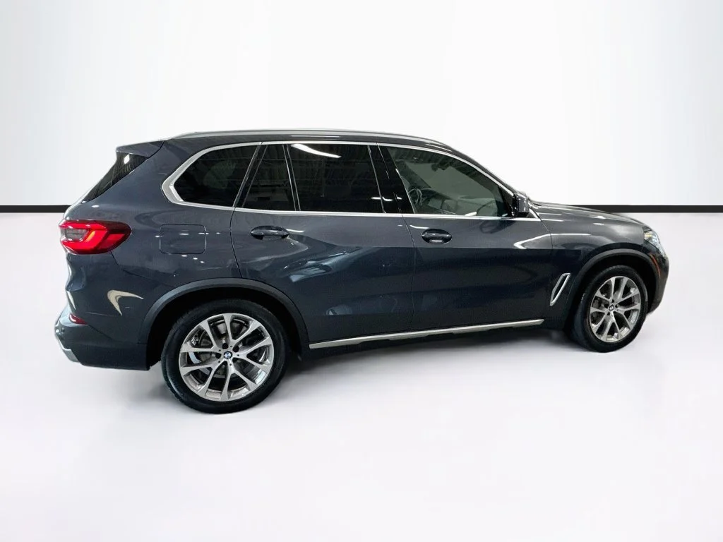 Used 2021  BMW xDrive40i image 4