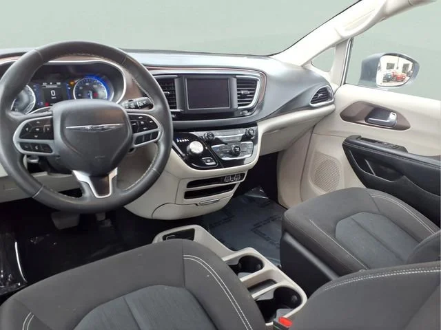 Used 2024  Chrysler LX image 4