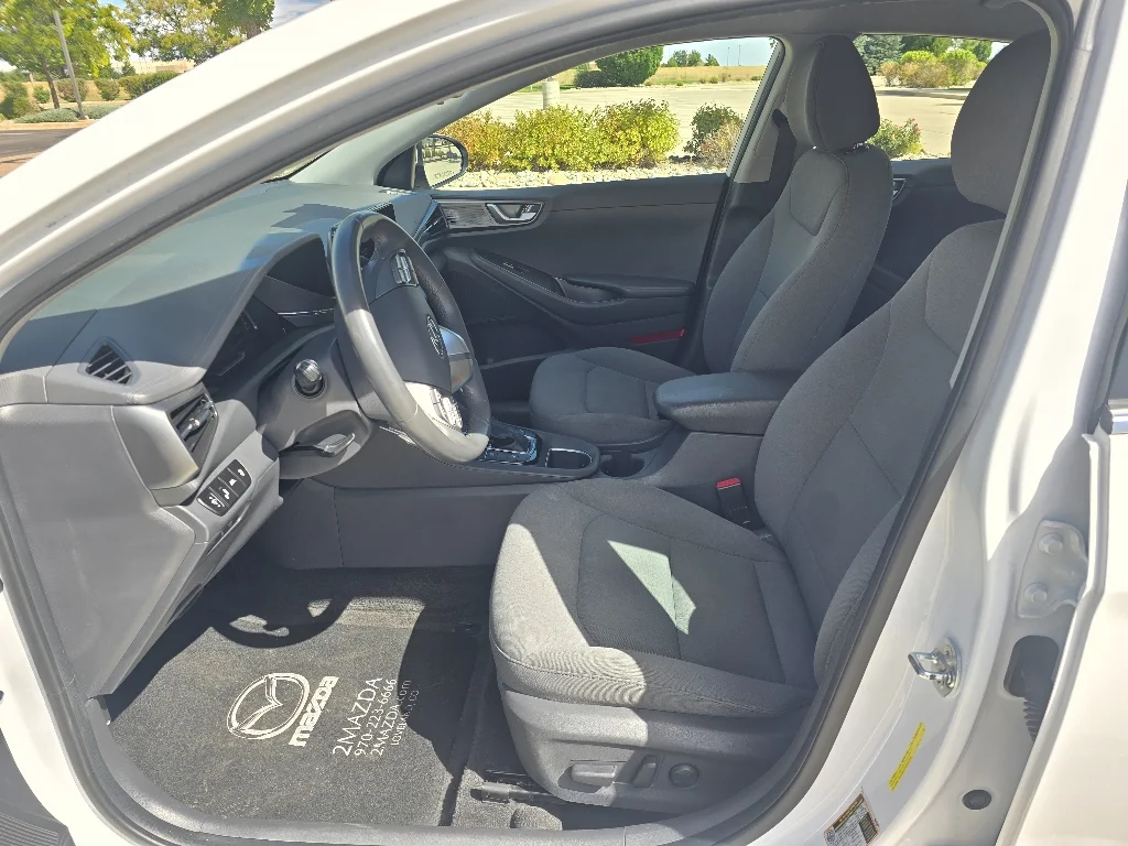 Used 2021 Ceramic White Hyundai SE image 13
