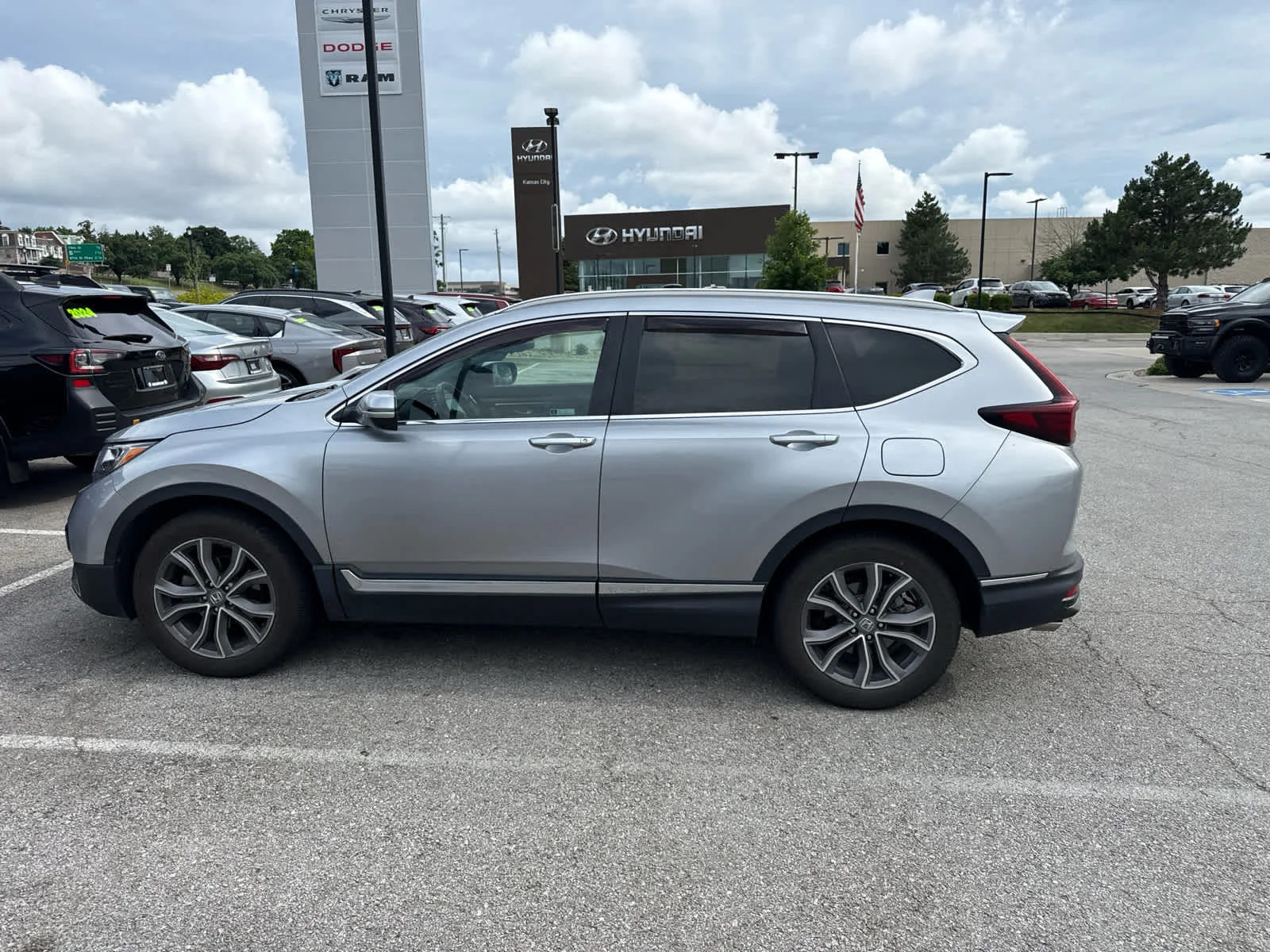 Used 2020 Lunar Silver Metallic Honda Touring image 8