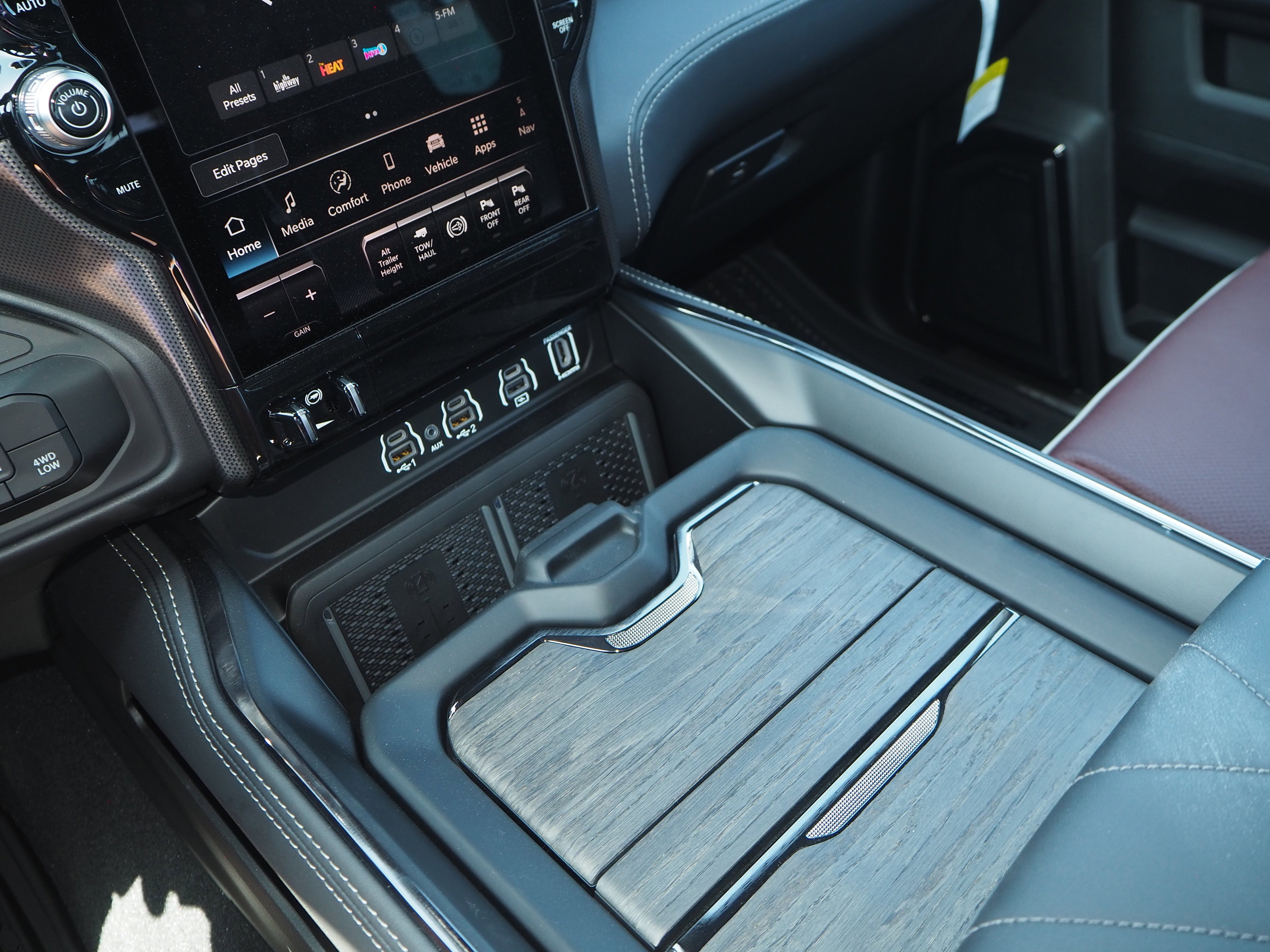 New 2025 Diamond Black Crystal Pearl-Coat Exterior Paint RAM Limited image 24
