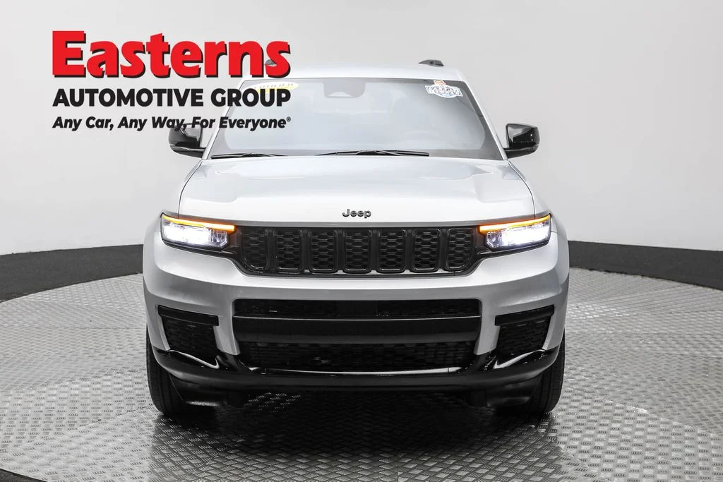 Used 2024 Silver Jeep Altitude image 2