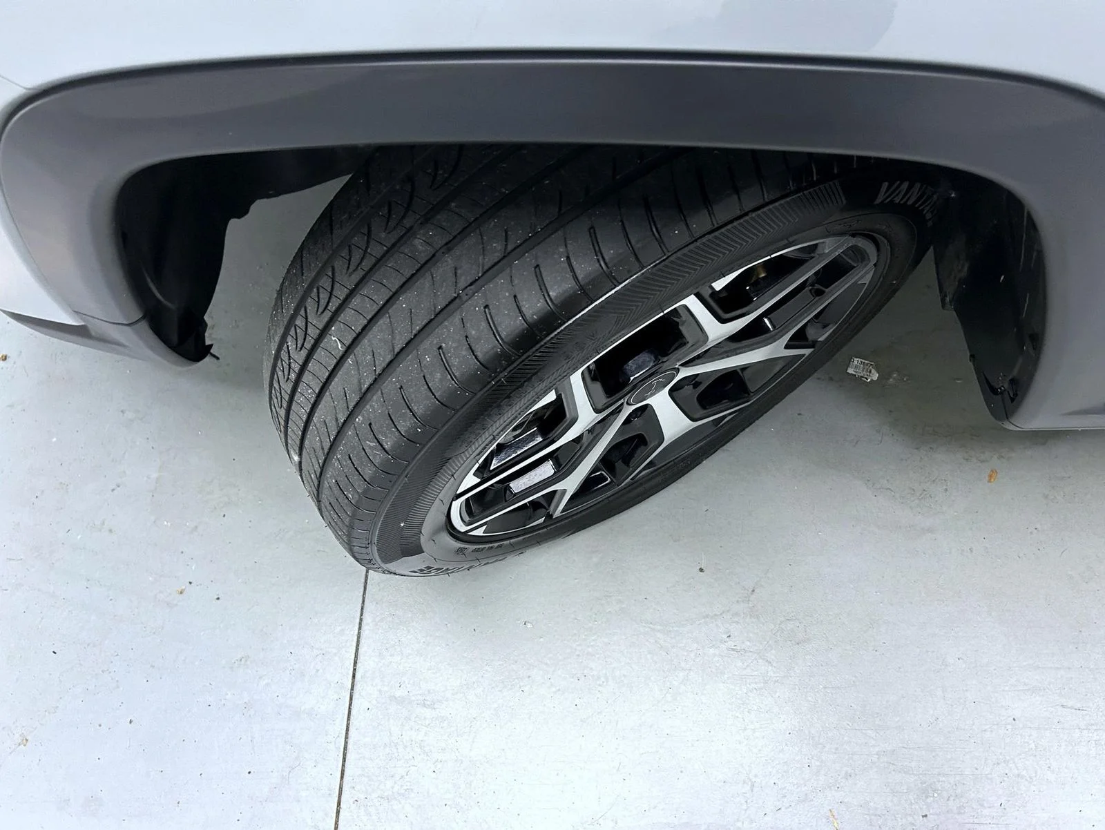 Used 2025 Silver Jeep Limited image 23