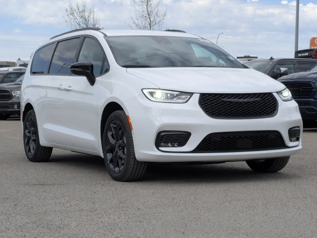New 2026 White Chrysler Select - - AWD - 3.6L Pentastar V6 - Adaptive Cruise Control - Blind Spot Monitor & More! image 2