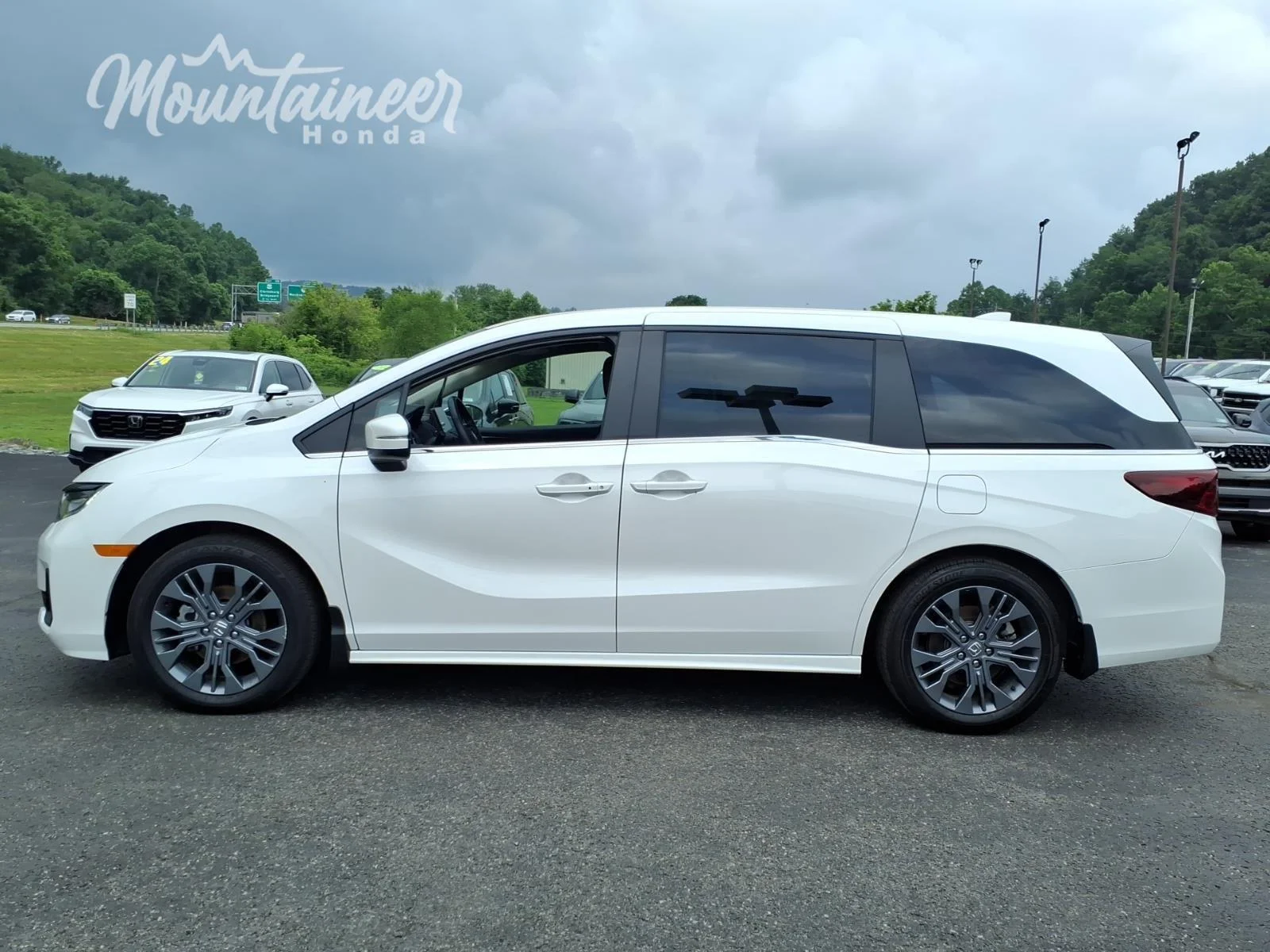 Used 2025 Platinum White Pearl Honda Touring image 4