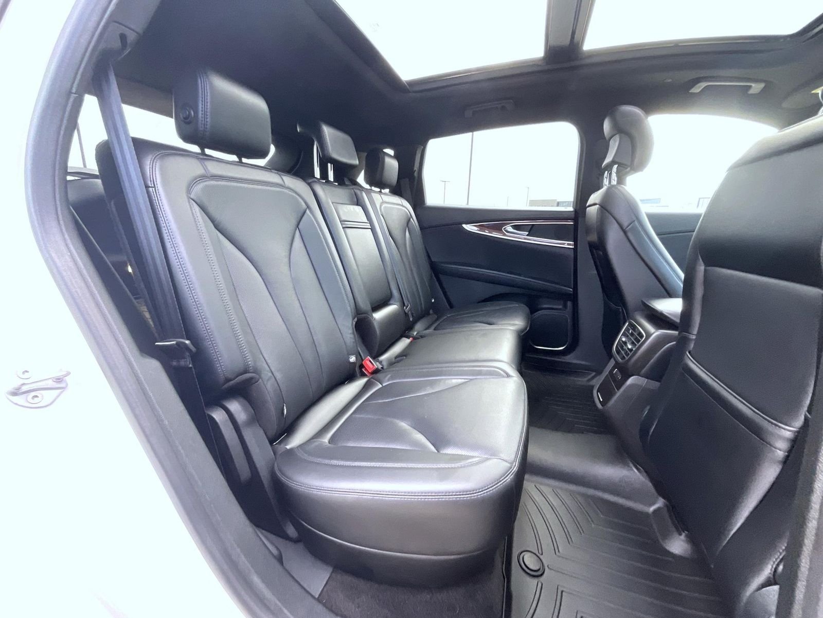 Used 2018 White Lincoln Reserve image 20