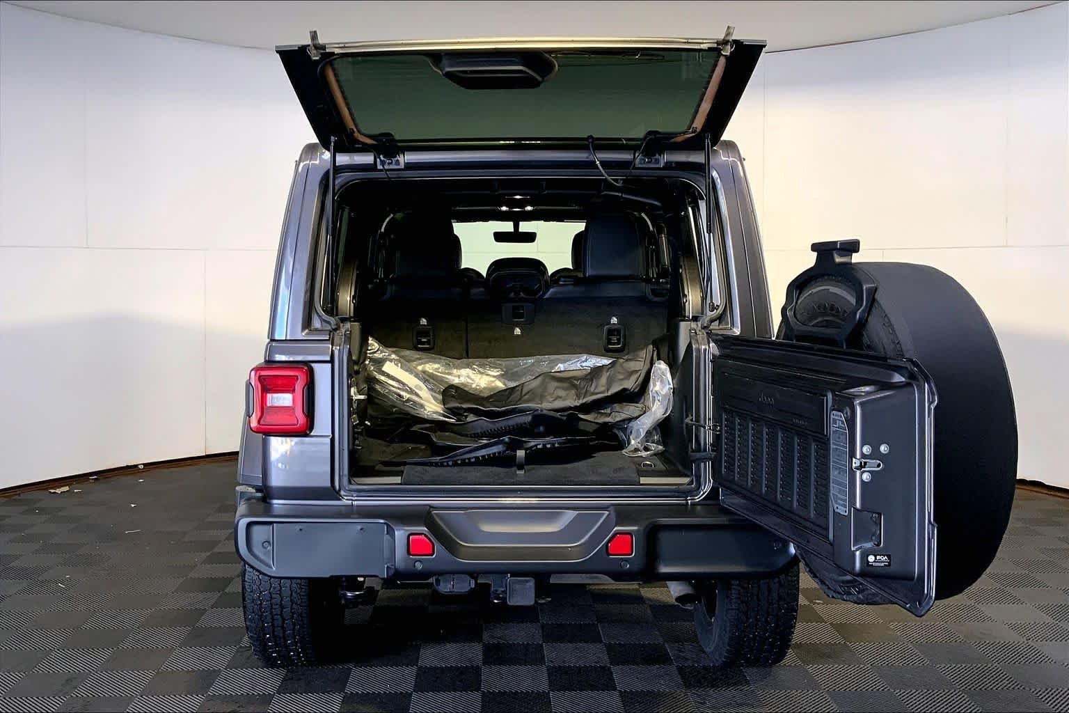 Used 2022 Granite Crystal Metallic Clearcoat Jeep Unlimited Sahara image 35