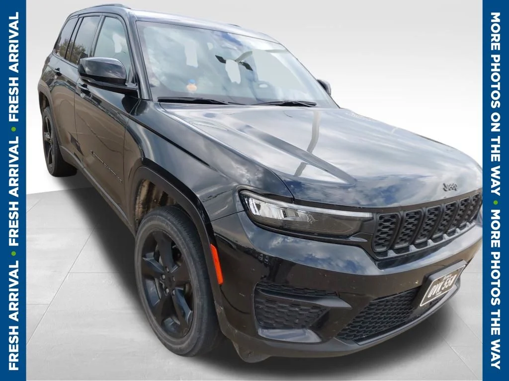 Used 2023 Black Jeep Altitude X image 1