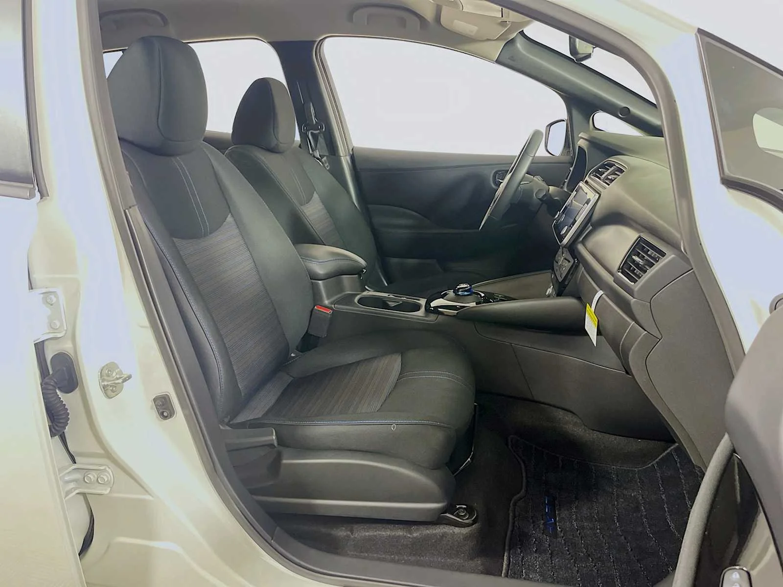 Used 2025 Super Black/Pearl White Nissan SV PLUS image 25