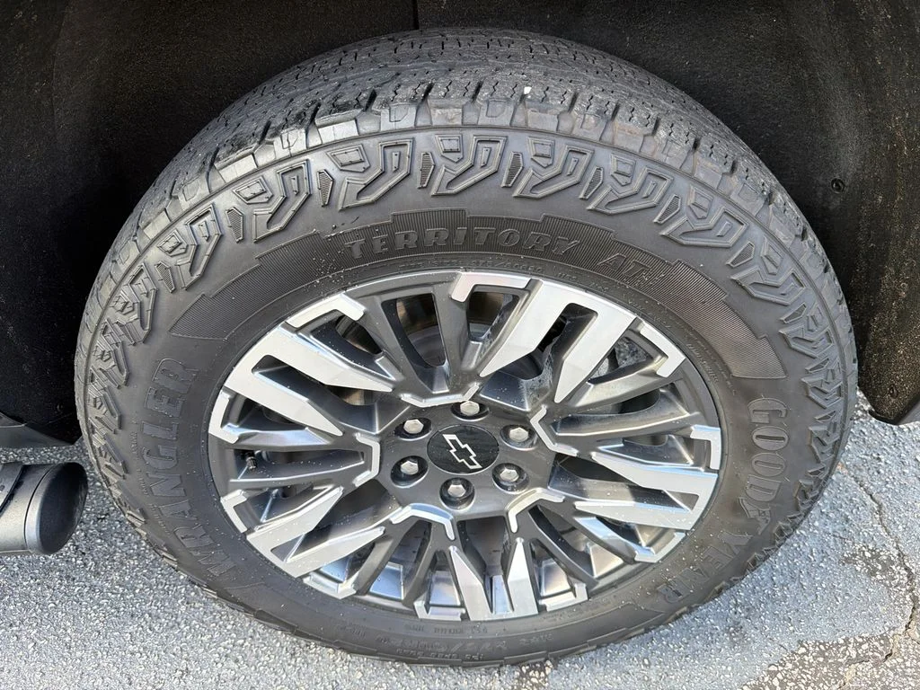 Used 2025 Gray Chevrolet Z71 image 20