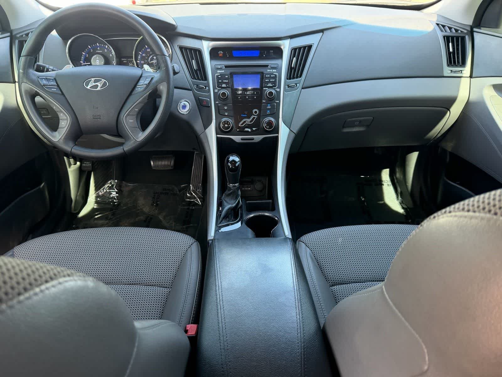 Used 2011 Radiant Silver Metallic Hyundai SE image 17