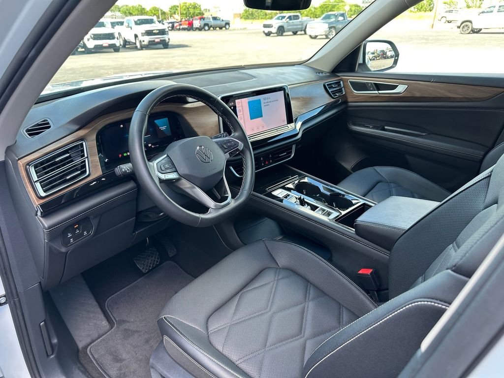 Used 2025  Volkswagen 2.0T SE w/Technology image 13