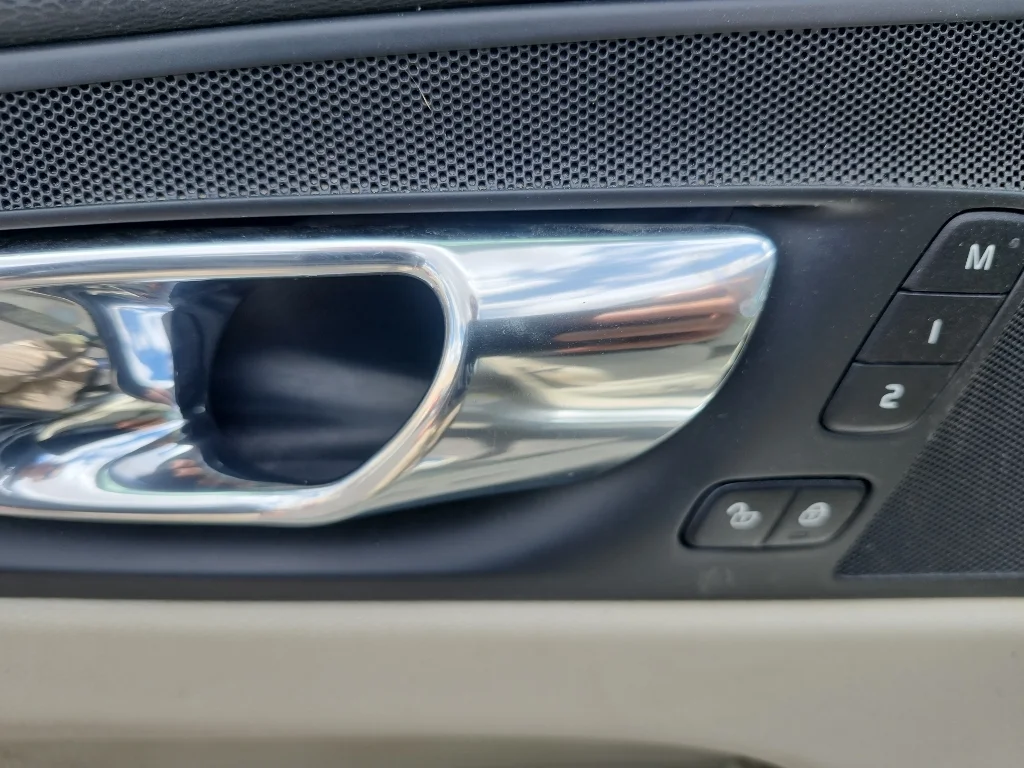 Used 2018 Electric Silver Metallic Volvo Momentum image 18
