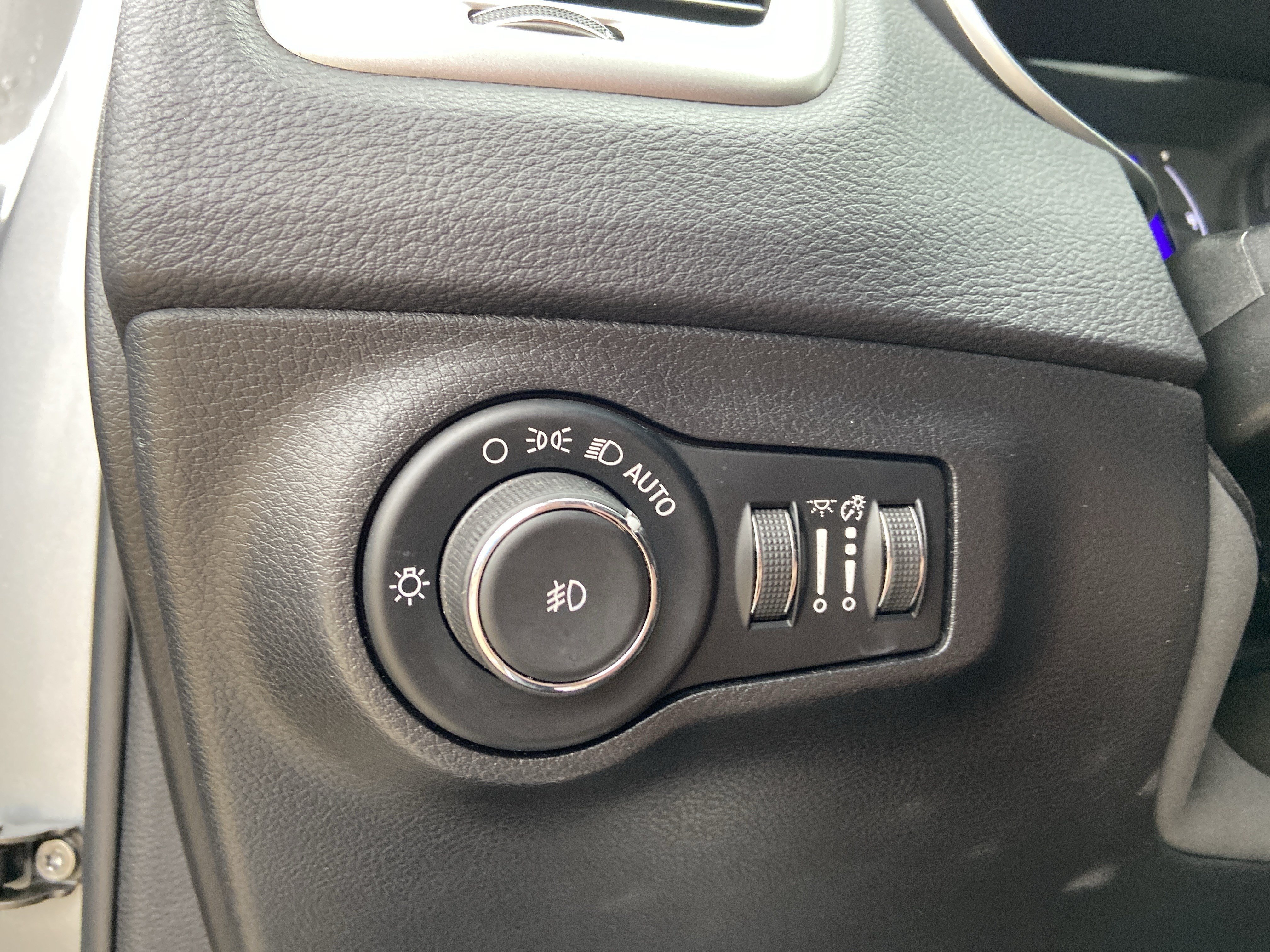Used 2019 Billet Silver Metallic Clearcoat Jeep Latitude image 43