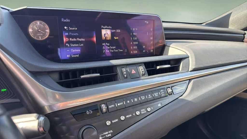 Used 2020 Silver Lexus 300h image 27