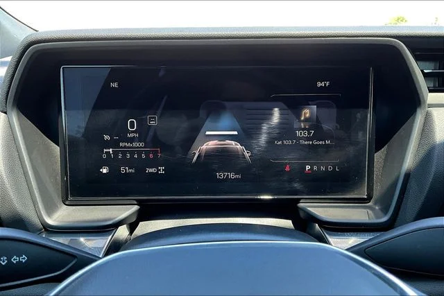 Used 2025 White GMC Elevation image 13