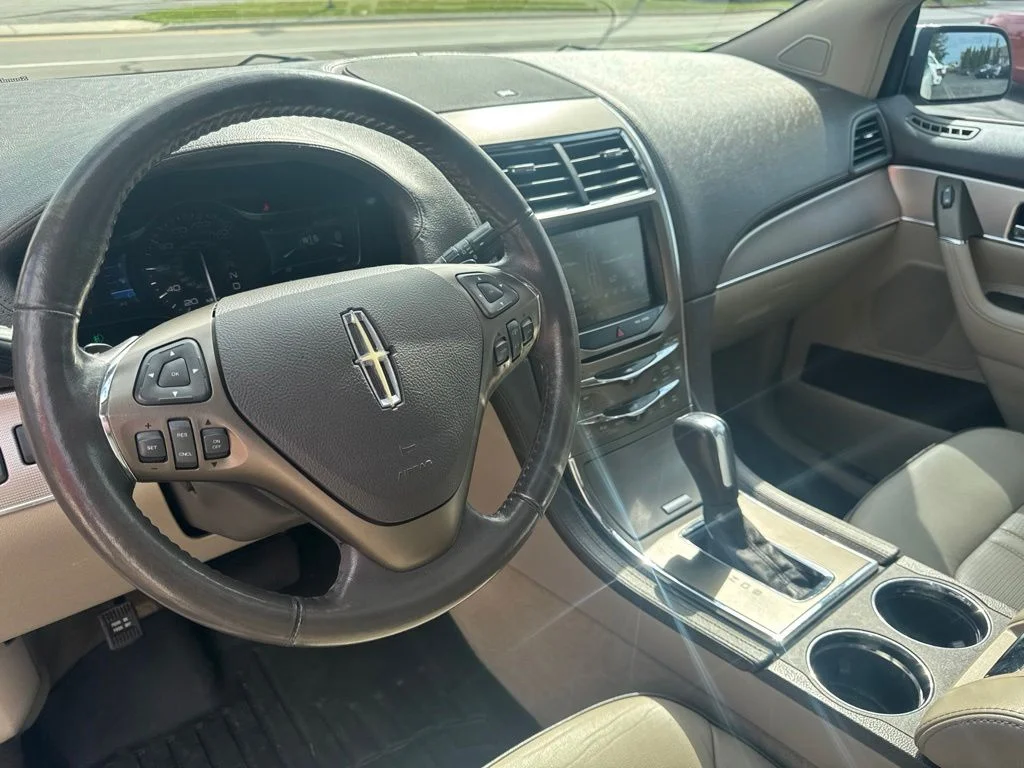 Used 2015 White Lincoln Base image 11