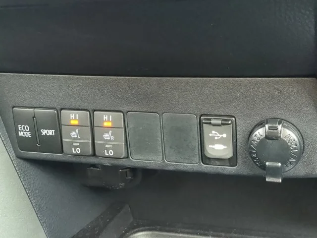 Used 2016 Silver Toyota SE image 26