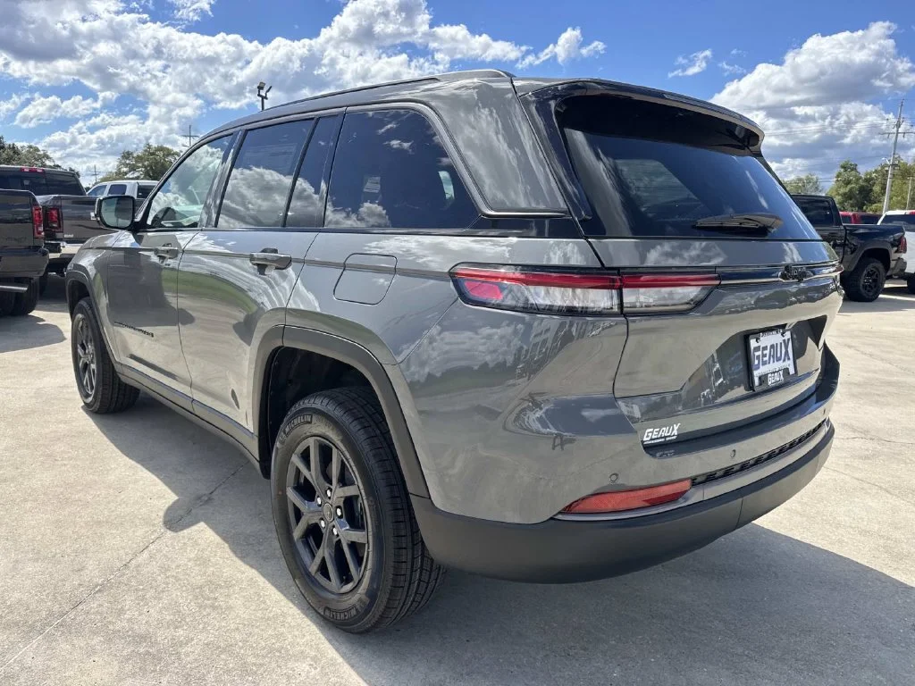 New 2027 Gray Jeep Laredo Altitude image 8