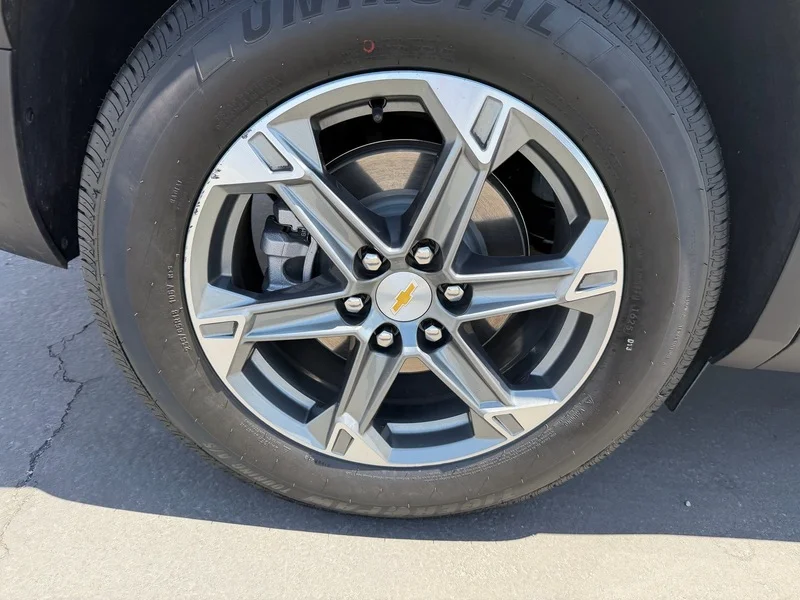 Used 2024 Summit White Chevrolet 2LT image 25