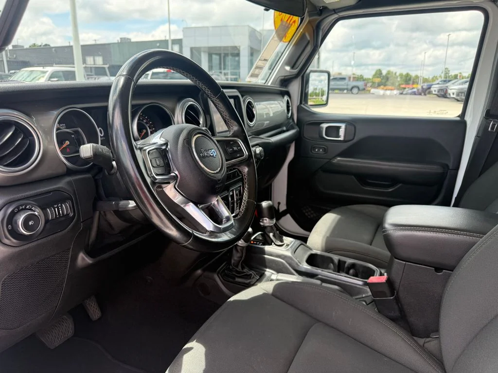 Used 2020 White Jeep Unlimited Sahara image 4
