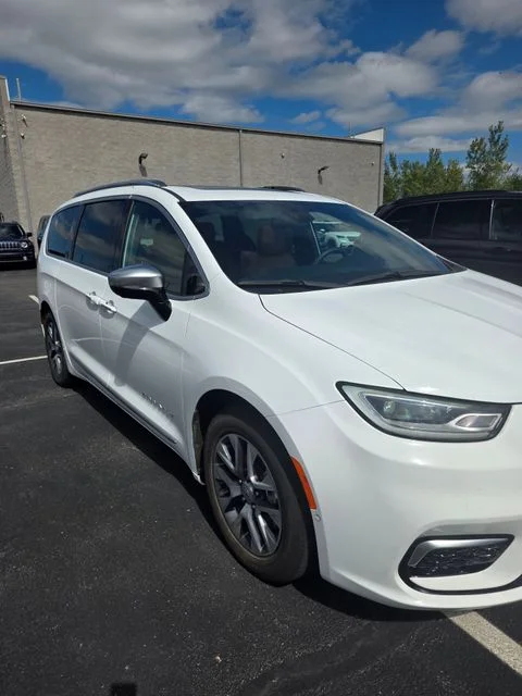 Used 2023 White Chrysler Pinnacle image 3