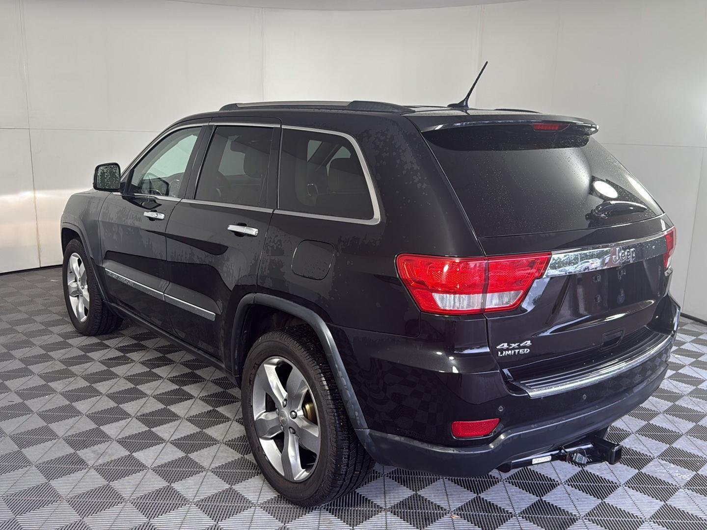Used 2013 Brilliant Black Crystal Pearl Jeep Limited image 6