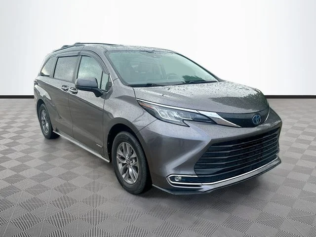 2021 Toyota Sienna XLE 8-Passenger Hybrid FWD's photo