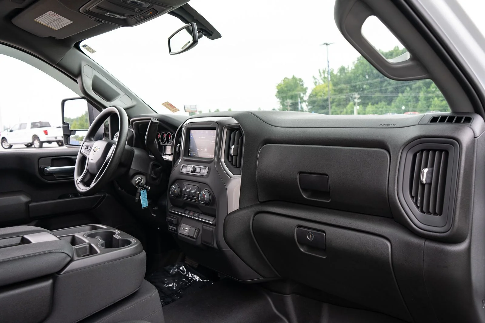 Used 2022 White Chevrolet Custom image 21