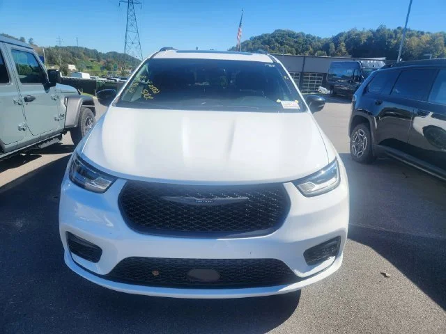 Used 2026 White Chrysler Limited image 2