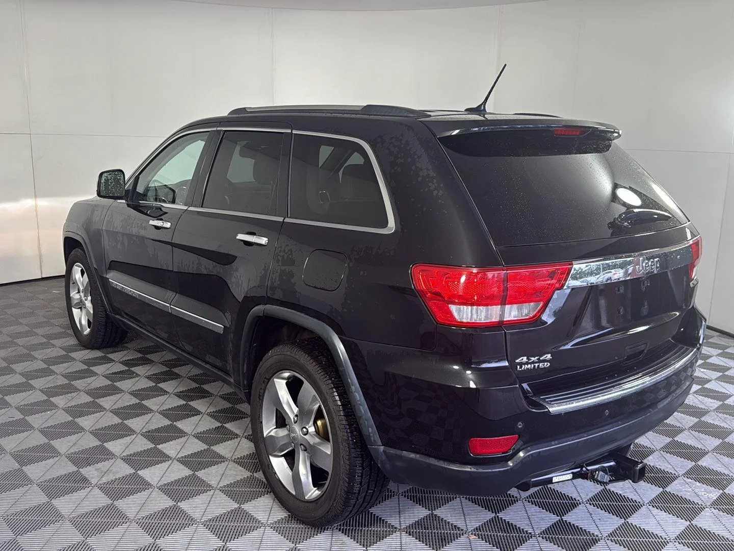 Used 2013 Brilliant Black Crystal Pearl Jeep Limited image 6