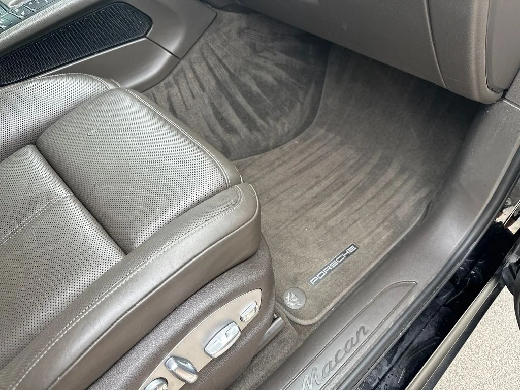 Used 2018  Porsche Base image 38