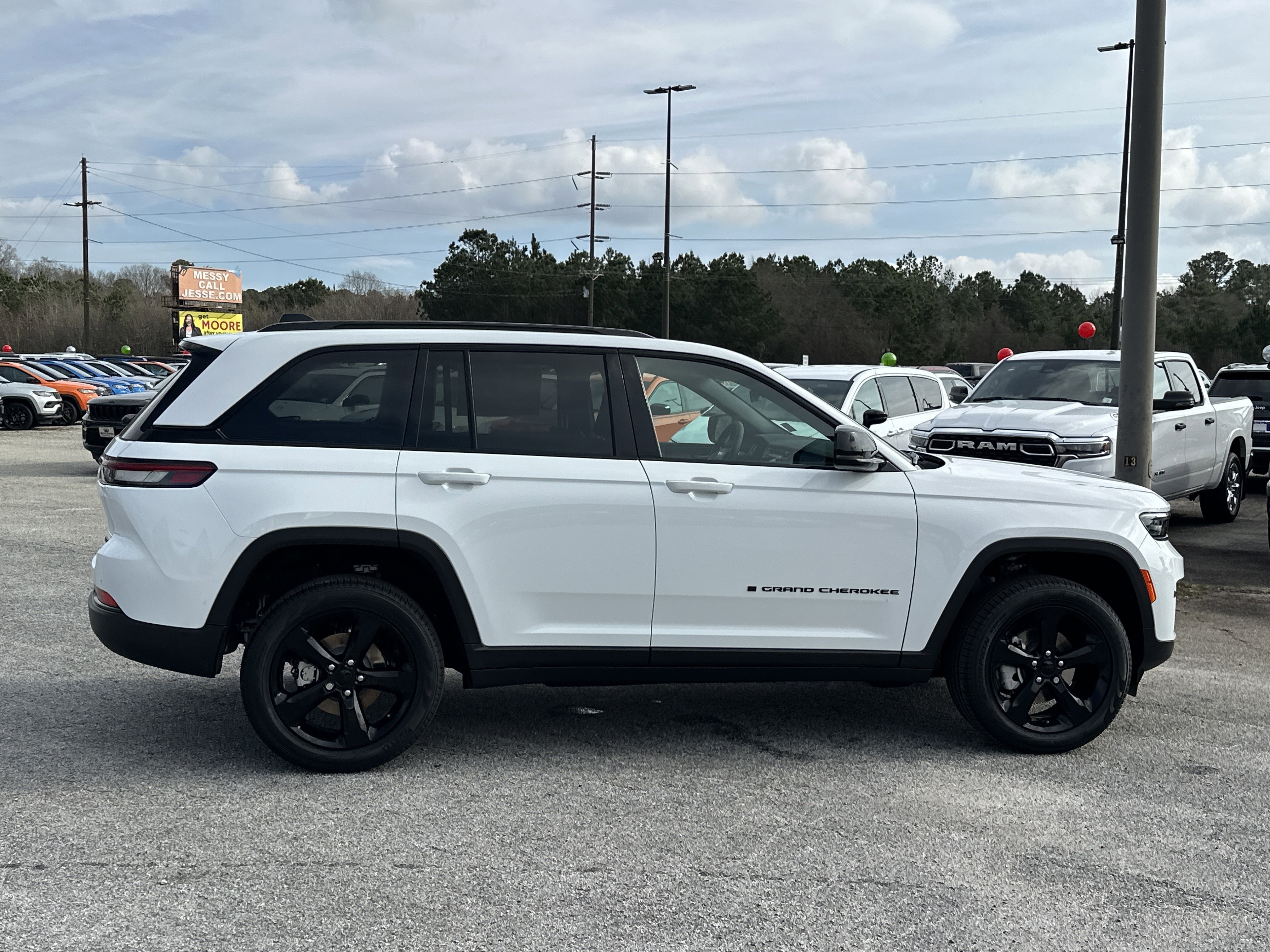 New 2025 Bright White Clear-Coat Exterior Paint Jeep Limited image 9