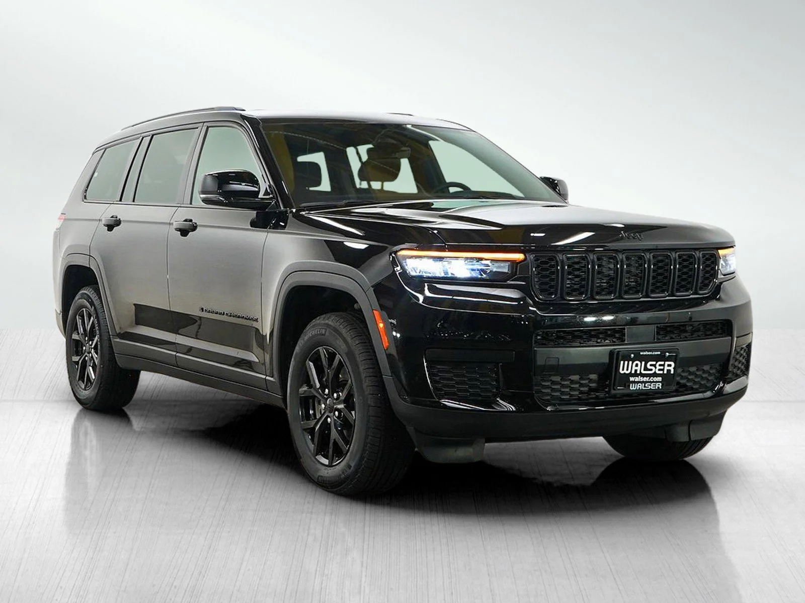 Used 2025 Diamond Black Crystal Pearlcoat Jeep Altitude image 7